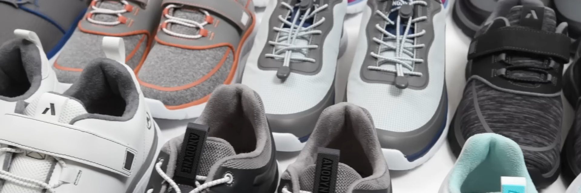 Therapeutic walking shoes with removable cushioned insoles